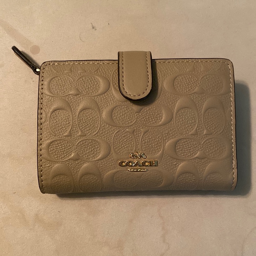 Coach Medium Corner Zip wallet